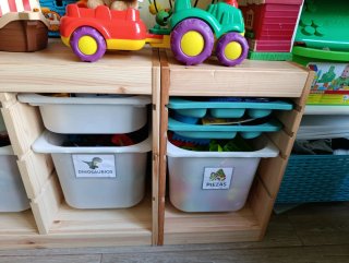 Muebles infantiles con mesa y sillas