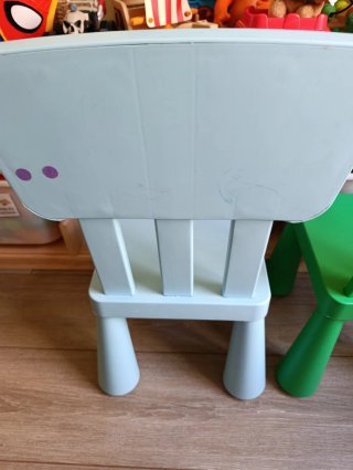 Muebles infantiles con mesa y sillas