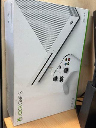 Xbox One S 1TB Blanca + Mandos