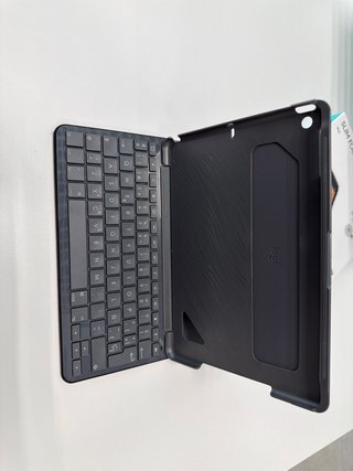 Custodia Logitech Slim Folio per iPad con Tastiera