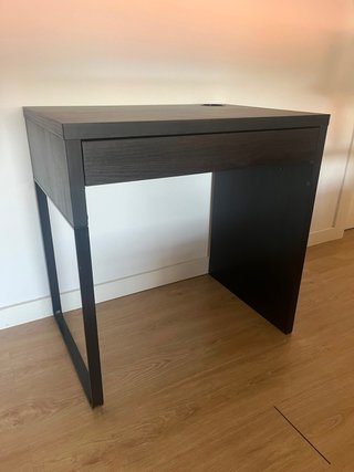 Scrivania nera IKEA con cassetto