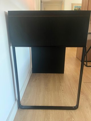 Scrivania nera IKEA con cassetto