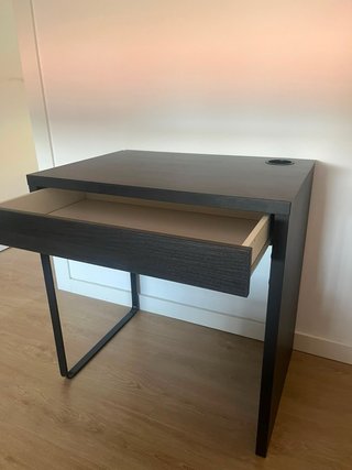 Scrivania nera IKEA con cassetto