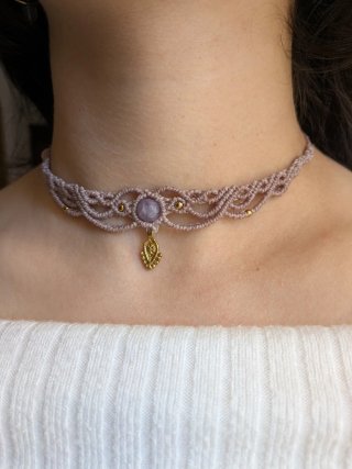 Girocollo macramè con lepidolite viola