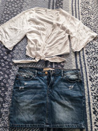 Conjunto top blanco y minifalda vaquera