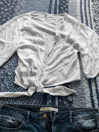 Conjunto top blanco y minifalda vaquera