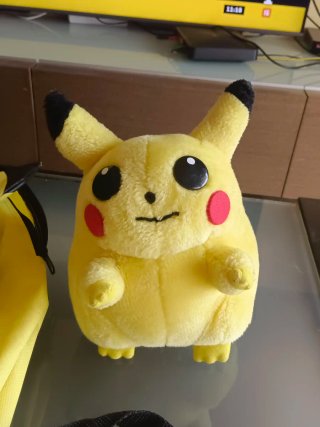 Mochila y Peluche Pikachu Pokémon