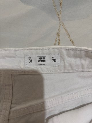 Pantalón corto vaquero blanco desgastado