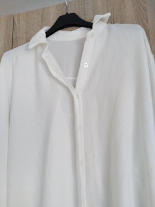 Camisa larga blanca con volantes .no sé transparen