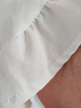 Camisa larga blanca con volantes .no sé transparen