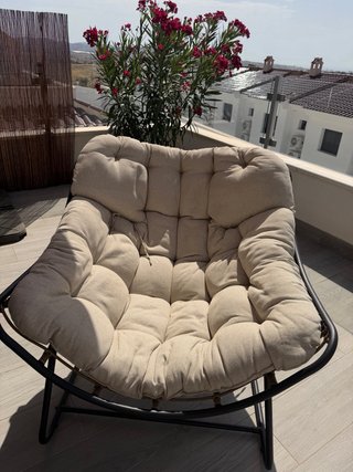 Poltrona da esterno con cuscino beige