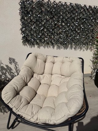 Poltrona da esterno con cuscino beige