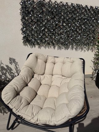 Poltrona da esterno con cuscino beige