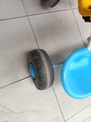 Triciclo infantil con mango para empujar