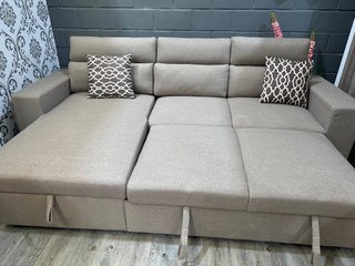 Sofá modular beige con portavasos