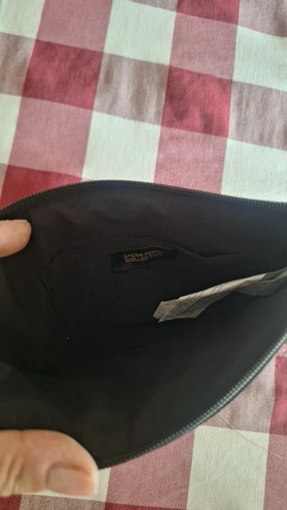 Cartera negra con bordado floral y borla