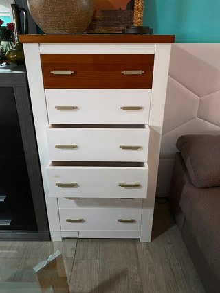 Cómoda blanca y madera con cajones