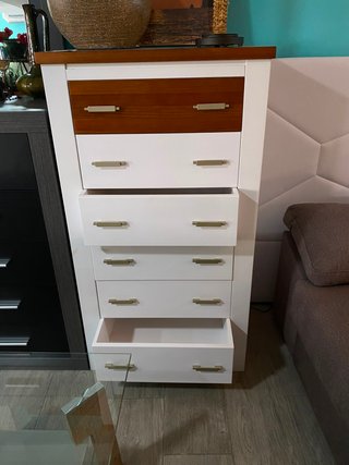 Cómoda blanca y madera con cajones