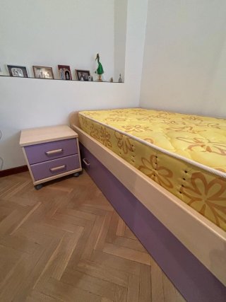 Cama nido con mesilla y colchones