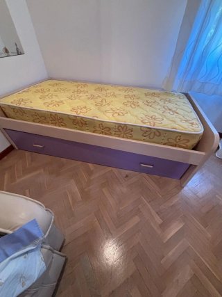 Cama nido con mesilla y colchones