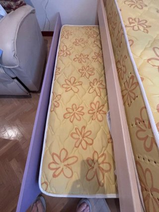 Cama nido con mesilla y colchones