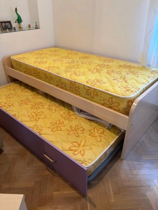 Cama nido con mesilla y colchones
