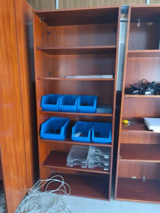 Armario de madera con 2 estantes y dos estanterías