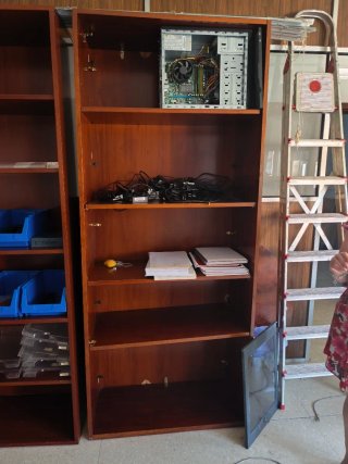 Armario de madera con 2 estantes y dos estanterías
