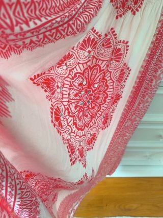 Vestido largo blanco y rojo, queda palabra de hono