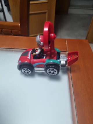 Coche de juguete con figura y hélice