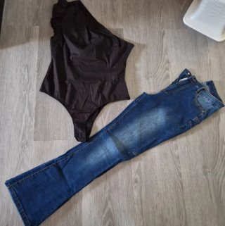 Conjunto mujer: body negro y jeans