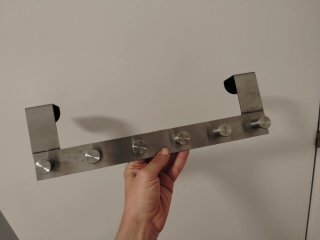 Colgador de puerta metálico