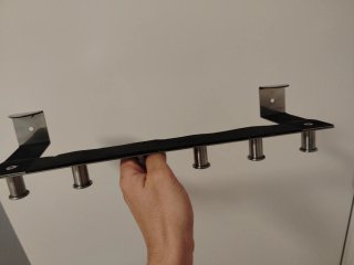 Colgador de puerta metálico