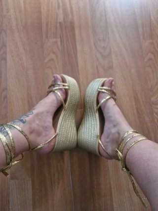 Sandalias doradas de plataforma