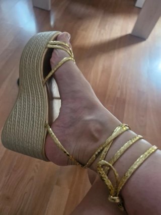 Sandalias doradas de plataforma
