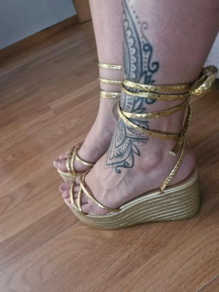 Sandalias doradas de plataforma