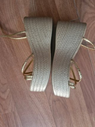 Sandalias doradas de plataforma