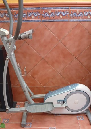 Bicicleta Elíptica Gris y Blanca