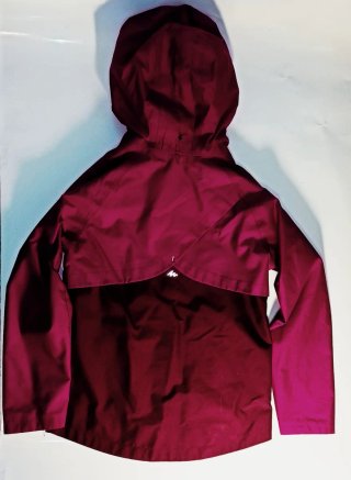 Chubasquero rosa y rojo con capucha