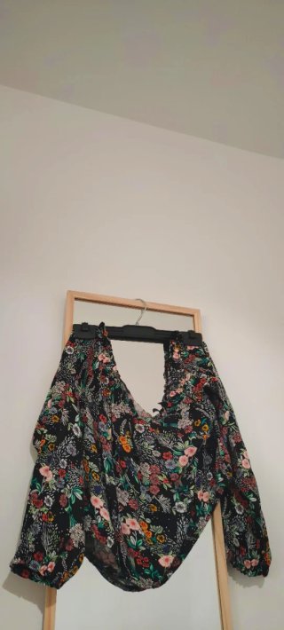 Top negro boho estampado floral