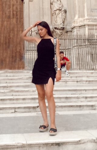 Vestido negro corto con abertura