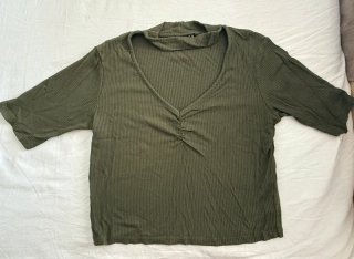 Top verde con cuello y escote en V