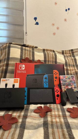 Nintendo Switch + Mario Kart 8 Deluxe