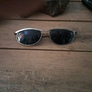 Gafas de sol  negras y plateadas
