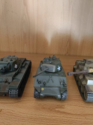 Lote de 8 tanques de guerra en miniatura