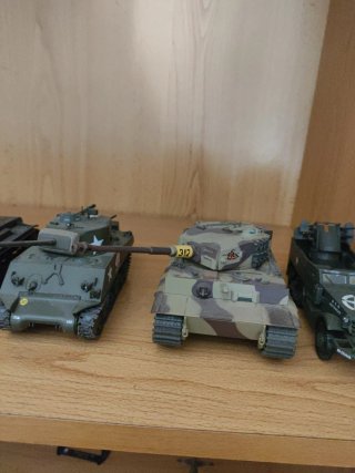 Lote de 8 tanques de guerra en miniatura