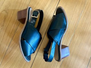 Sandalias tacón ancho negras y marrones