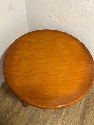 Mesa redonda de madera