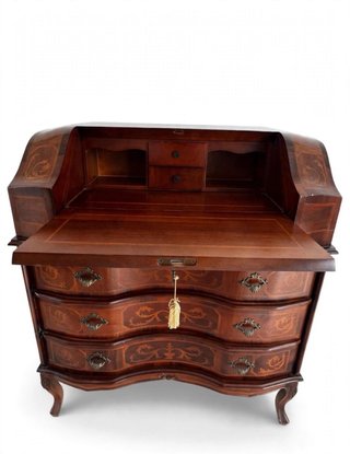 Escritorio antiguo de madera con detalles dorados