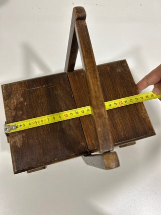 Costurero de madera antiguo